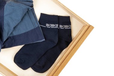 Beyaz arka planda siyah erkek pamuklu çorapları