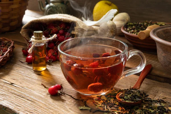 Ahşap zemin üzerinde kırmızı meyveli gül çayı