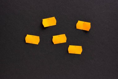 Koyu gri kağıt arkaplanındaki etiketler ve fiyat etiketleri