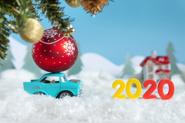 Karlı kış doğası Noel ağacı taşıyan bir arabayla.