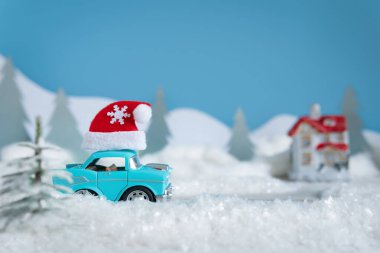 Karlı kış doğası Noel ağacı taşıyan bir arabayla.