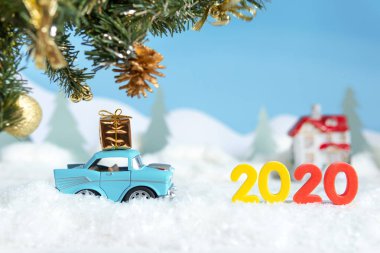 Karlı kış doğası Noel ağacı taşıyan bir arabayla.