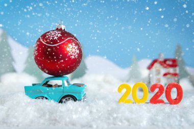 Karlı kış doğası Noel ağacı taşıyan bir arabayla.