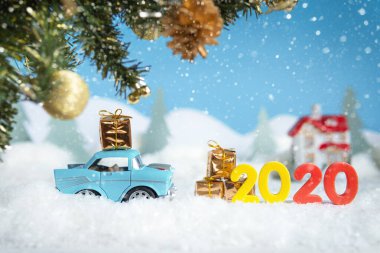 Karlı kış doğası Noel ağacı taşıyan bir arabayla.
