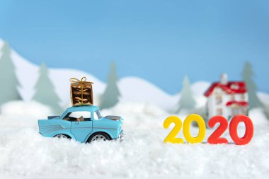 Karlı kış doğası Noel ağacı taşıyan bir arabayla.