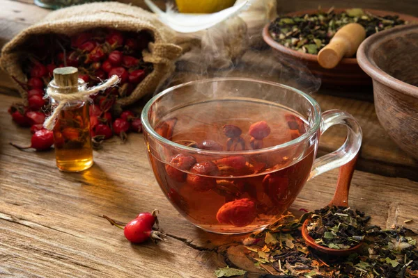 Ahşap zemin üzerinde kırmızı meyveli gül çayı