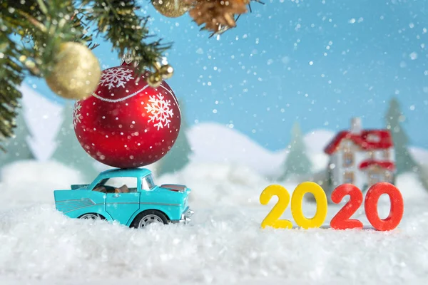 Karlı kış doğası Noel ağacı taşıyan bir arabayla.