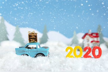 Karlı kış doğası Noel ağacı taşıyan bir arabayla.