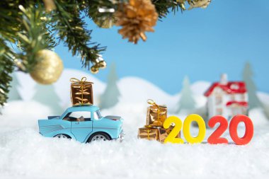 Karlı kış doğası Noel ağacı taşıyan bir arabayla.