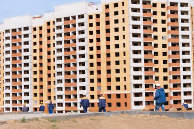 Penceresiz bir inşaat sahasında çok katlı yeni bir bina