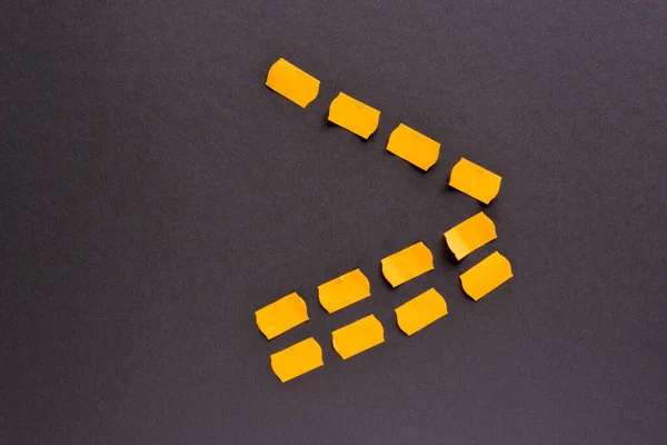 Adesivos laranja e etiquetas de preço em um fundo de papel cinza escuro — Fotografia de Stock