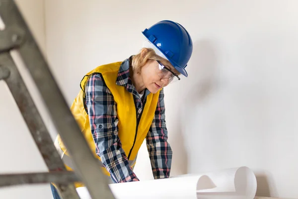 Bauarbeiterin im Zimmer des Hauses bei Reparaturen. — Stockfoto