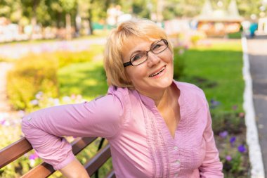 Bilgisayarlı bir kadın kafede çalışıyor, sosyal ağları izliyor..