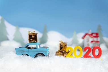Karlı kış doğası Noel ağacı taşıyan bir arabayla.