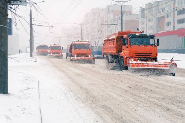 Büyük bir kar küreme aracı yolu kardan temizler.