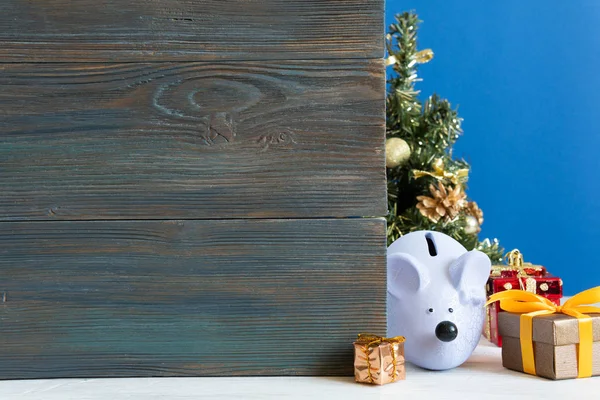 Świąteczna mysz z prezentami jako symbol Nowego Roku na ciemnym tle. — Zdjęcie stockowe