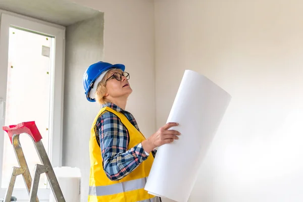 Woman Builder in the room of the house making repairs. — Stock Photo, Image