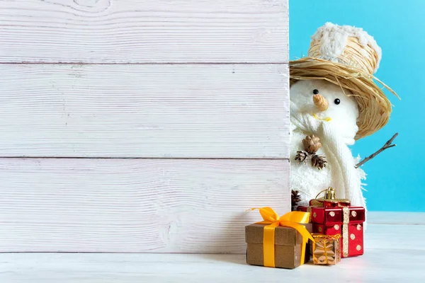 Bałwan w śniegu z prezentami na Boże Narodzenie i Nowy Rok — Zdjęcie stockowe