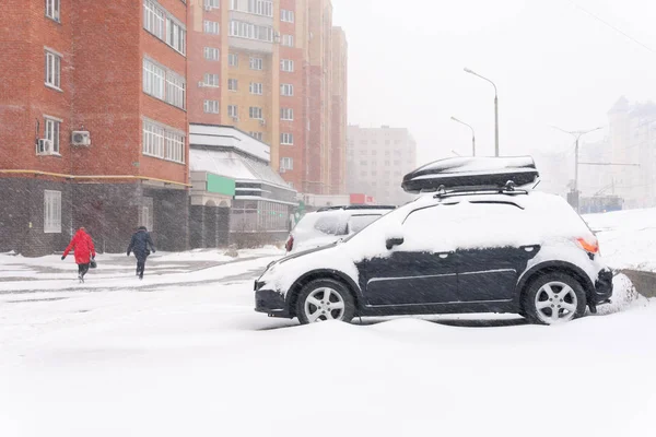 Snowfall w samochodach miejskich w śniegu na ulicy — Zdjęcie stockowe