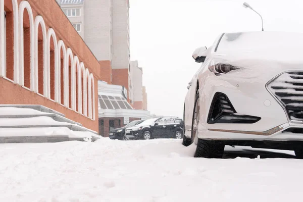 Şehir arabalarında kar yağışı var. Sokakta kar var. — Stok fotoğraf