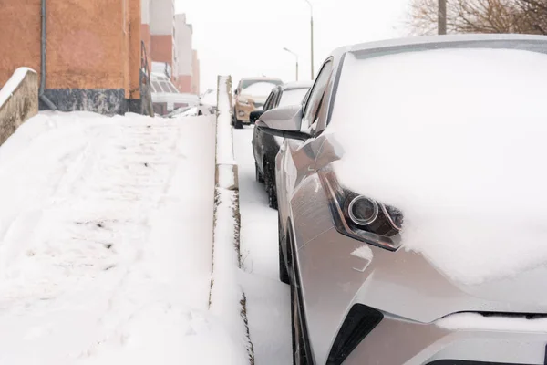 หิมะตกในรถในเมืองในหิมะบนถนน — ภาพถ่ายสต็อก