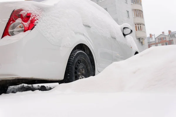 Snowfall w samochodach miejskich w śniegu na ulicy — Zdjęcie stockowe