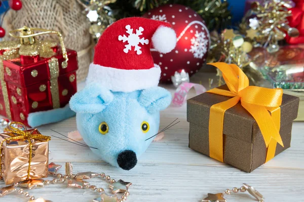 Ratón de Navidad con regalos como símbolo del Año Nuevo sobre un fondo oscuro . — Foto de Stock