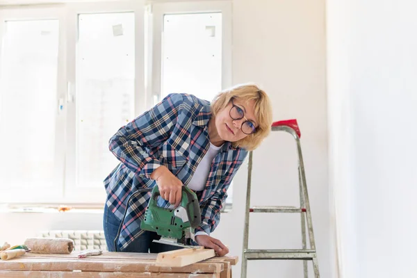 Bauarbeiterin im Zimmer des Hauses bei Reparaturen. — Stockfoto