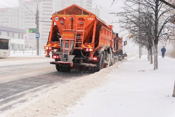 Büyük bir kar küreme aracı yolu kardan temizler. — Stok fotoğraf