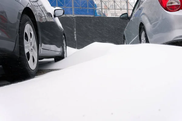 Neve nos carros da cidade na neve na rua — Fotografia de Stock