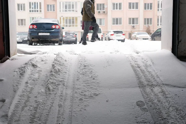 Şehir arabalarında kar yağışı var. Sokakta kar var. — Stok fotoğraf
