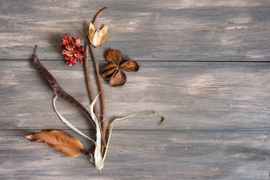 Ahşap arka planda kurumuş renkli çiçekler. Uzayı kopyala Romantik çiçekler. Metin ve tasarım için yer. Tebrik kartı. Düz yatış, üst görünüm.