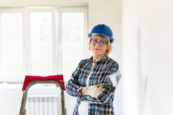 Bauarbeiterin Mit Einem Bauwerkzeug Eine Frau Mittleren Alters Mit Hartem — Stockfoto