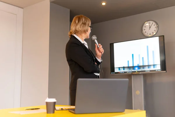 Woman Conducts Training Business Center Middle Aged Woman Coaching Flipchart — Stock Photo, Image