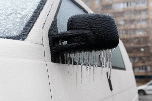 하루가 거리와 자동차들은 얼음으로 뒤덮여 얼음으로 — 스톡 사진