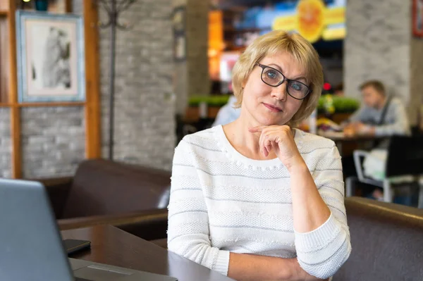 Una Mujer Trabaja Una Laptop Café Mujer Mediana Edad Oficina — Foto de Stock