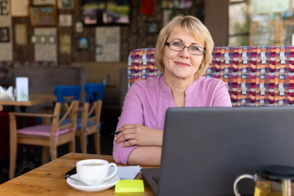Una Mujer Trabaja Una Laptop Café Una Mujer Mediana Edad — Foto de Stock