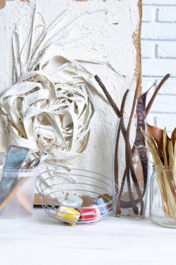 Kuru yaprakların ve boyayla boyanmış çiçeklerin resmini yapma sürecinde çalış. Bir model yaratmak için gerekli malzemeler. El işi.