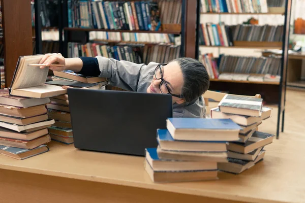 Una Mujer Biblioteca Buscando Libro Una Mujer Mediana Edad Mira — Foto de Stock