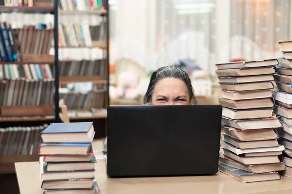 Uma Mulher Biblioteca Procura Livro Uma Mulher Meia Idade Olha — Fotografia de Stock