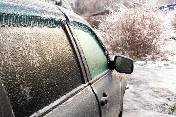 Está Uma Chuva Gelada Carro Coberto Gelo Depois Uma Tempestade — Fotografia de Stock