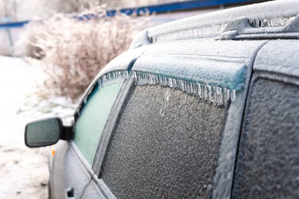 Dondurucu yağmur var. Buz fırtınasından sonra buzla kaplı bir araba..