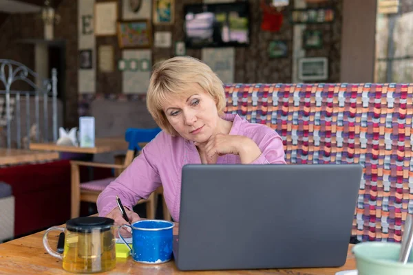 Kvinna Jobbar Laptop Ett Kafé Medelålders Kvinna Dricker Och Tittar — Stockfoto