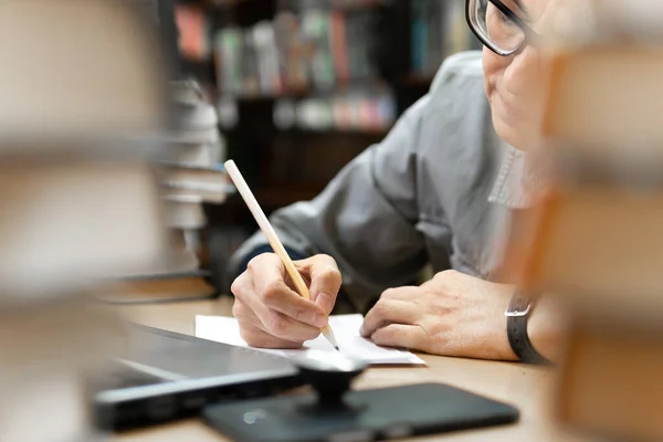 Una Mujer Biblioteca Está Ocupada Una Mesa Una Mujer Mediana —  Fotos de Stock