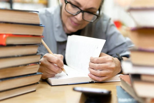 Uma Mulher Biblioteca Está Ocupada Numa Mesa Uma Mulher Meia — Fotografia de Stock