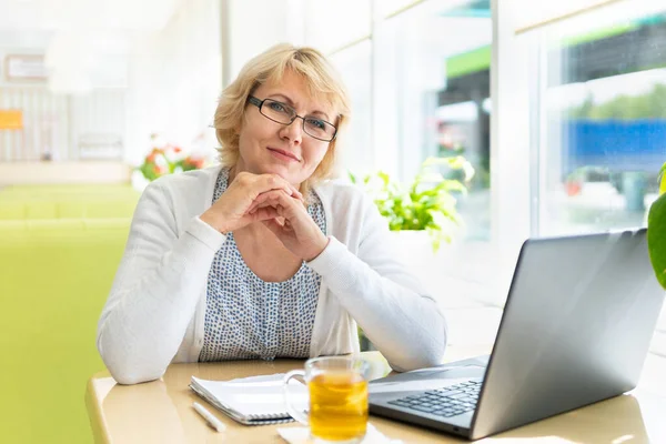 Trabaja Una Laptop Café Una Mujer Mediana Edad Bebe Las — Foto de Stock