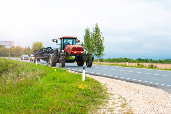 Silnici Jede Zemědělský Traktor Pracovat Terénu Speciální Vybavení Pro Sklizeň — Stock fotografie