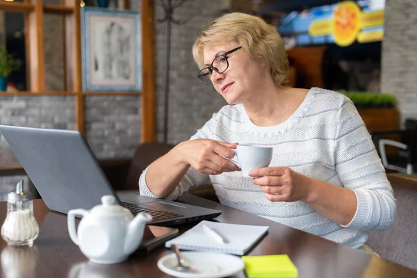 Una Mujer Trabaja Una Computadora Portátil Café Oficina Una Mujer — Foto de Stock