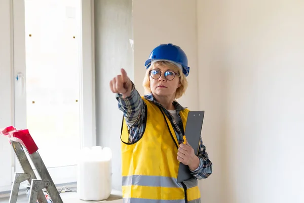 Eine Bauarbeiterin Inspiziert Das Gebäude Eine Frau Mittleren Alters Mit — Stockfoto