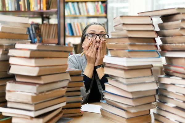 Uma Mulher Biblioteca Está Ocupada Numa Mesa Uma Mulher Meia — Fotografia de Stock